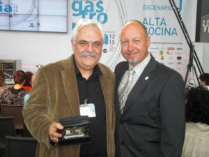 El restaurador Ximo Ivars, de Casa Cantó, amb la placa homenatge rebuda al XIII Congrés "Lo mejor de la gastronomía" i acompanyat pel regidor de Turisme, Xavier Estupiñá