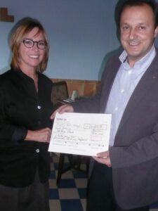 Patricia Ropohl dona el xec a favor de la campanya "Tots per Joel"