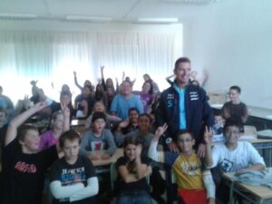 Pepe Ribes amb els alumnes de 6é de l'escola Manuel Bru