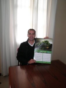 El regidor Arturo Poquet amb el calendari de Medi Ambient de 2012