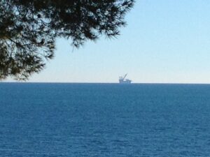 El SSCV Thialf vist des de la platja de la Fustera