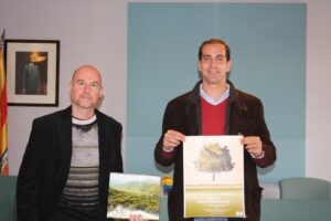 Enric Company (esq) i Arturo Poquet (dreta) presenten l'exposició "100 bosques" a Benissa