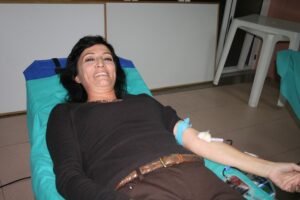 La regidora de Sanitat, Gloria Ivars, donant sang