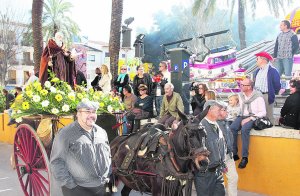 Un carro amb la imatge de Sant Antoni durant la benedicció d'animals Un carro amb la imatge de Sant Antoni durant la benedicció d'animals