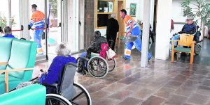 Operaris municipals netegen l'interior de la residència Operaris municipals netegen l'interior de la residència