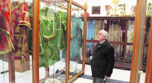 Domingo Sabater observa les casulles del museu