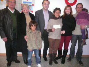 Jessica Romero, de Ludai, juntament amb la família de Joel (a la dreta) i membres del Rotary Jessica Romero, de Ludai, juntament amb la família de Joel (a la dreta) i membres del Rotary