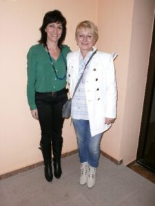 Glòria Ivars (esq.) amb Julia Atanasópulo (dret.) Glòria Ivars (esq.) amb Julia Atanasópulo (dret.)