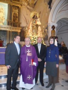 El rector, el batle i alguns regidors amb la imatge El rector, el batle i alguns regidors amb la imatge