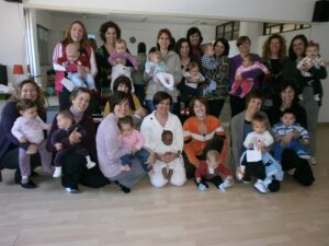 Mares participants al taller de ioga