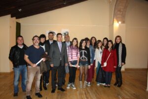 Les autoritats municipals amb les joves artistes