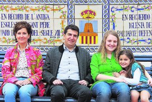 La regidora de festes, el president de la Comissió i les regines La regidora de festes, el president de la Comissió i les regines