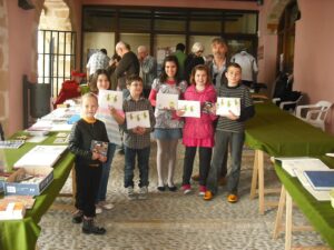 Els xiquets amb els premis de filatèlia Els xiquets amb els premis de filatèlia