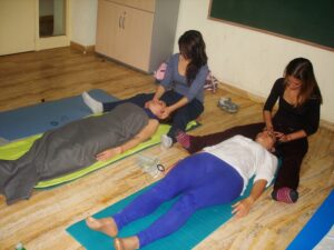 Participants al taller de massatge i relaxació