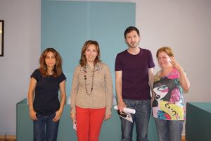 Els artistes organitzadors amb la regidora de Cultura