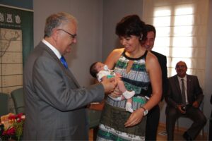 Juan Cotino imposa una escarapel·la commemorativa a un bebé del 2012 Juan Cotino imposa una escarapel·la commemorativa a un bebé del 2012