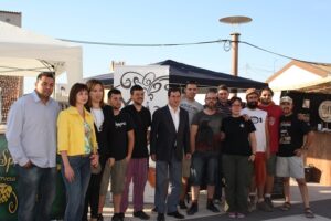 El batle i alguns regidors amb membres de l'organització i productors de cervesa al I Aplec de Cerveses Artesanes de Benissa de 2012