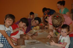 Xiquets participants al taller de ceràmica de Benissa