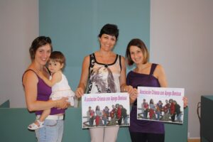 Membres de l'associació "Criança amb afecció" de Benissa amb la regidora Gloria Ivars