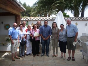 Els regidors i la professora amb els alumnes del curs de Castellà