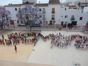 Els alumnes del Pare Melchor formen la paraula "Somos" com a part d'una campanya solidària