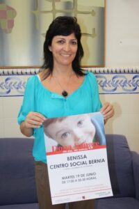 Gloria Ivars amb el cartell de la donació de sang