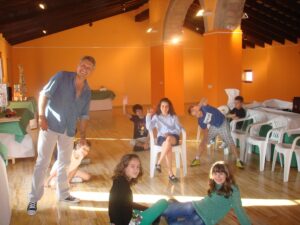 Xiquets participants al taller de teatre i expressió en Anglés