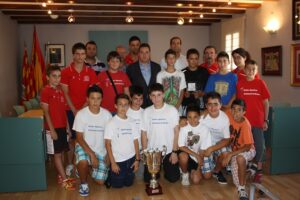 L'equip de futbol sala infantil masculí de Benissa amb el batle i altres membres de la corporació