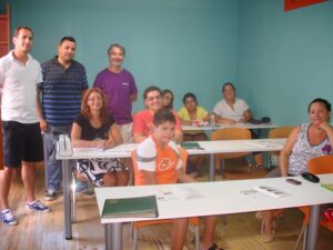 Els participants al taller de filatèlia Els participants al taller de filatèlia de Benissa