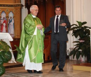 Domingo Sabater, rector de Benissa, amb el batle el dia del seu acomiadament