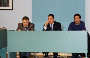 El batle amb el secretari (a l'esquerra) i l'exinterventor (a la dreta)