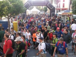 Participants a la "I Marxa senderista Camins de Pedra i Aigua"