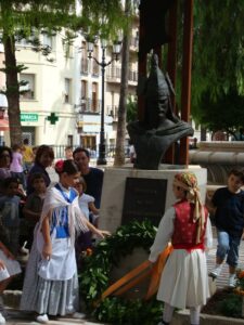 Ofrena floral al monument a Jaume I a Benissa