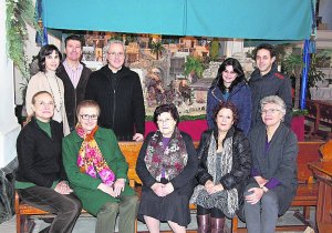 El grup de feligresos que han ajudat el rector a fer el betlem de l'església de la Puríssima Xiqueta de Benissa El grup de feligresos que han ajudat el rector a fer el betlem de l'església de la Puríssima Xiqueta de Benissa