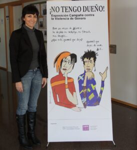 La regidora Gloria Ivars amb el cartell de l'exposició sobre la violència de gènere a l'IES Josep Iborra de Benissa