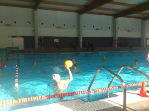 Imatge del primer partit de waterpolo jugat a la piscina coberta de Benissa