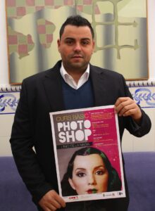 Jorge Ivars, regidor de Joventut de Benissa, amb el cartell del curs de photoshop