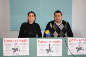 Jorge Ivars i Paloma Andrés presenten l'escola de pares de Benissa