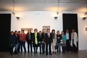 Alumnes del curs de ceràmica durant la inauguració de l'exposició a Benissa