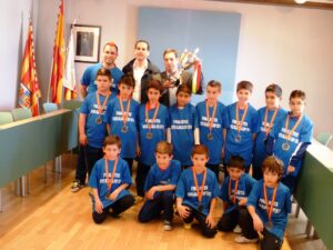 El batle de Benissa i el regidor d'Esports amb l'equip de futbol benjamí