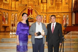 El pare Ángel Talens amb el batle i la presidenta de la Comissió Puríssima Xiqueta 2013