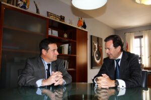 El batle amb Pedro García Ribot  durant la signatura del conveni per incorporar Benissa a la xarxa COMDES