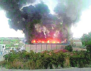 Les flames arrasen la primera planta de la nau industrial