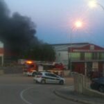Incendi a la nau de Suministros Hosteleros. Foto de @josemariaserna