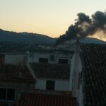 Incendi a la nau de Suministros Hosteleros. Foto de @paquiromaguera