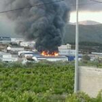 Incendi a la nau de Suministros Hosteleros. Foto de @oliviasignes