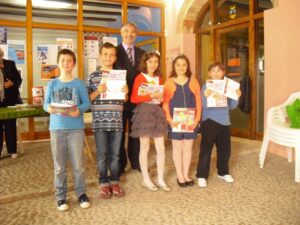 Marcos Torres anb els xiquets guardonats amb els premis FESOFI
