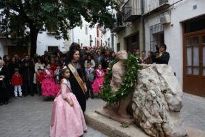 Les regines 2013 dipositen les flors al Monument al Riberer