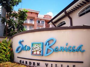 L'entrada de San Benissa Garden Villas,   prop de Manila