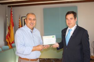 El batle i Paco Montagut amb el guardó "Bandera Verda"